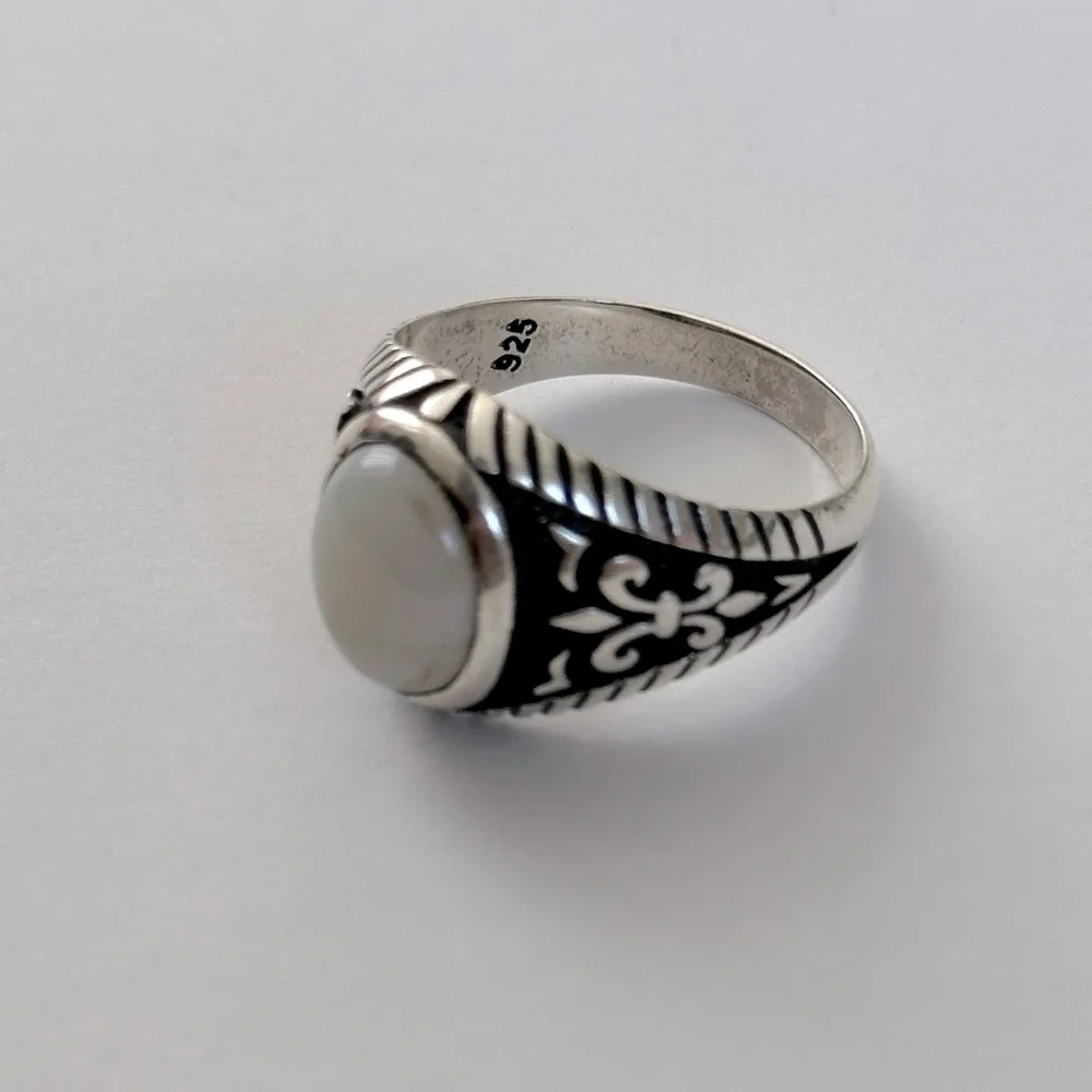 925 Silver fleur de lis green stone ring size 9.5